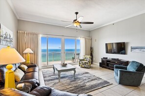 Spacious Oceanview Lounge