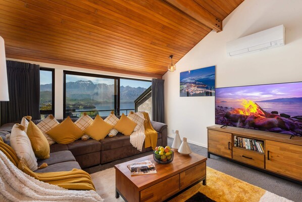 Spacious lounge