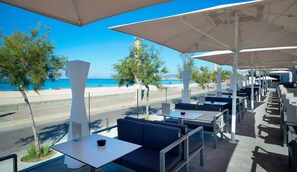 Poolside bar