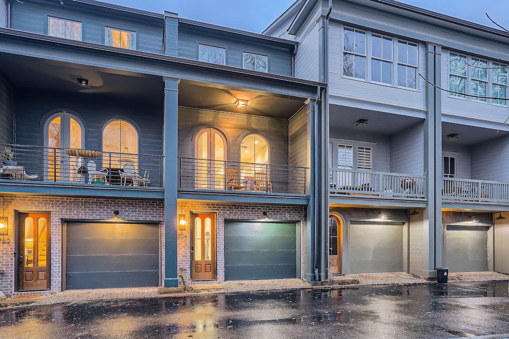 Posh Townhome in Beautiful Lake Claire Lake Claire