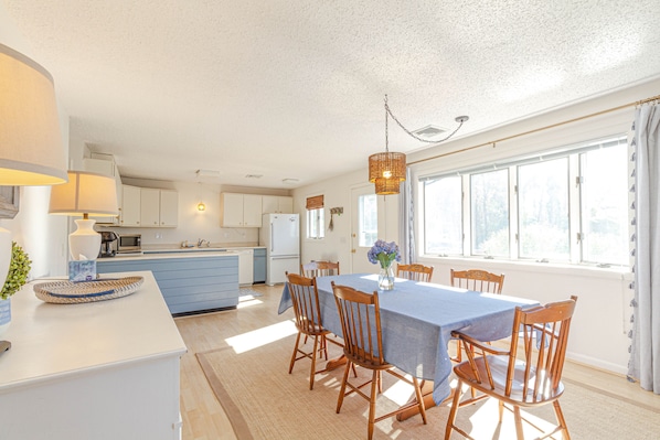 The open kitchen and dining room 