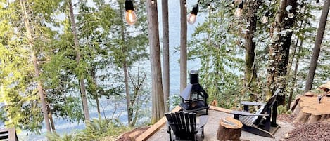 Platform fire pit overlooking the lake! Roast some s’mores, and enjoy the view! 