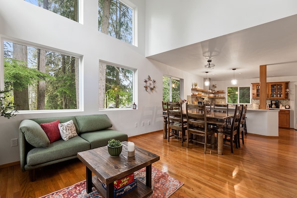 Step into a grand entrance - Vaulted ceiling with large windows 