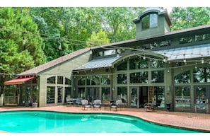 WaterView's "Pool Pavilion"
1 of 3 properties offering 3 king beds, futon.