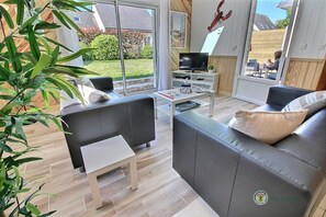 Salon lumineux donnant accĂšs Ă la terrasse.