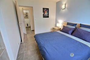 Chambre 1 avec 1 couchage de 160x200, pouvant être séparé en 2 lits de 80x200 .
