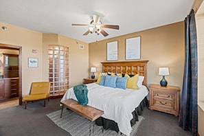 Comfortable and spacious
King Bed with en-suite bathroom.