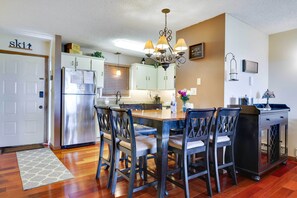 Kitchen & Dining Area | Open Floor Plan | Free WiFi