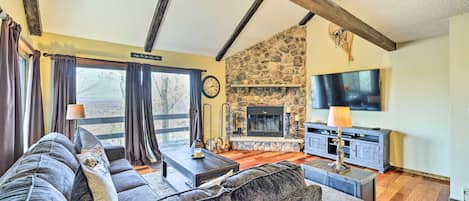Tannersville Vacation Rental | 3BR | 2.5BA | 1,450 Sq Ft | Stairs Required