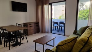 Multi-functional room to relax with the TV or have a meal.