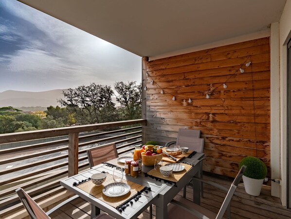 Building, Property, Wood, Interior Design, Table, Computer Desk, House, Window