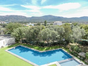 Cloud, Water, Sky, Water Resources, Plant, Daytime, Property, Swimming Pool, Blue, Nature