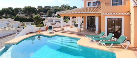 Wasser, Himmel, Eigentum, Schwimmbad, Wolke, Gebäude, Azurblau, Fenster, Gartenmöbel, Schatten