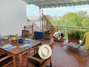 Table, Plante, Ciel, Meubles, Pot De Fleur, Chaise, Bâtiment, Bleu Azur, Mobilier De Jardin, Tableau De Plein Air