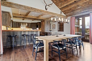 Dining Area & Bar Seating