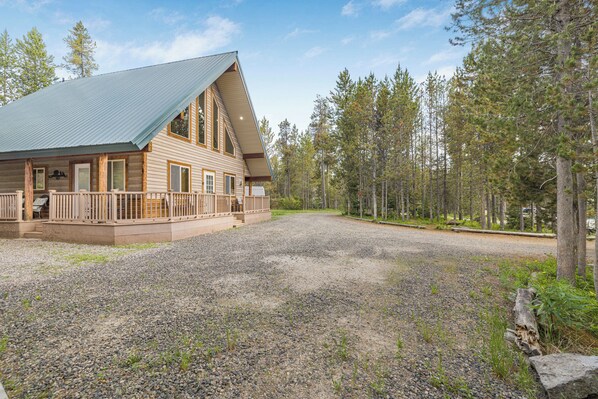 Henrys Post ~ plenty of parking in the large circle driveway.