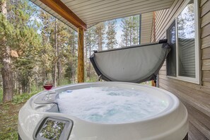 Henrys Post ~ hot tub