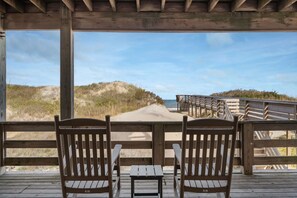 NH333: Capt. Brad's | ML Covered Deck with Ocean view and Walkway to Beach