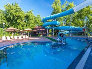 Wasser, Himmel, Eigentum, Schwimmbad, Azurblau, Schatten, Gebäude, Baum, Freizeit, Grundeigentum