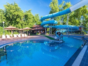 Wasser, Himmel, Eigentum, Schwimmbad, Azurblau, Schatten, Gebäude, Baum, Freizeit, Grundeigentum
