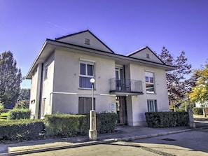 Pflanze, Himmel, Fenster, Gebäude, Baum, Haus, Wohngebiet, Nachbarschaft, Tür