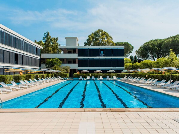 L'Eau, Plante, Nuage, Bâtiment, Jour, Propriété, Ciel, Piscine, Fenêtre, Bleu Azur