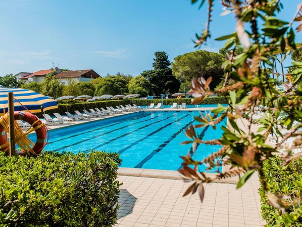 L'Eau, Plante, Ciel, Piscine, Bleu Azur, Arbre, Mobilier De Jardin, Loisir, Ombre, Bâtiment