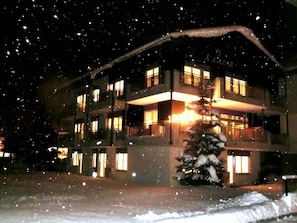 Eigentum, Schnee, Gebäude, Fenster, Haus, Pflanze, Baum, Gehölz, Wohngebiet