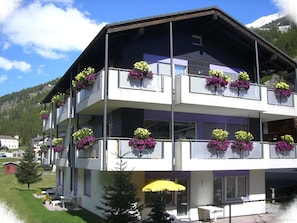 Pflanze, Blume, Himmel, Gebäude, Wolke, Eigentum, Fenster, Die Architektur, Blumentopf, Haus