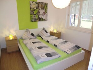 Fenster, Beleuchtung, Interior Design, Bilderrahmen, Komfort, Couch, Wohnzimmer, Wand, Rechteck, Bettrahmen