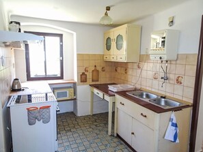 Sol, Bois, Sol, Cuisine, Design Intérieur, Meubles, Cabinetry, Pièce, Evier, Comptoir