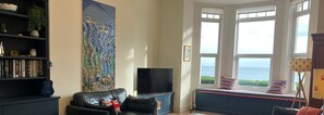Seastay Presents Eva's View in Broadstairs, Kent - Lounge with sea-view - seastay.co.uk