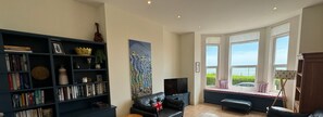 Seastay Presents Eva's View in Broadstairs, Kent - Lounge with sea-view - seastay.co.uk