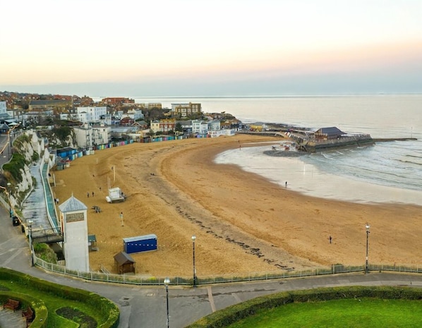 Viking Bay Sunrise - Eva's View  - 2 Bedroom Seaview Apartment - Broadstairs - holidayletsinkent.co.uk