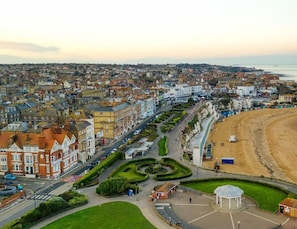 We Are To The Left - Eva's View  - 2 Bedroom Seaview Apartment - Broadstairs - holidayletsinkent.co.uk