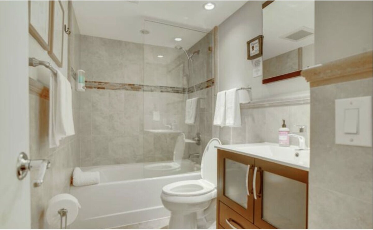 *Fort Lauderdale* Poolside Condo Next to Las Olas ~ 53