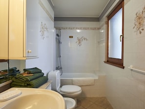 Eigentum, Armatur, Sinken, Zapfhahn, Interior Design, Badezimmer, Holz, Die Architektur, Bad Sink