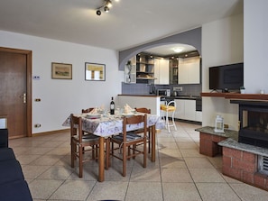 Tabelle, Möbel, Countertop, Bilderrahmen, Holz, Stuhl, Interior Design, Fussboden, Flooring, Küche