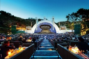 Walk to the Hollywood Bowl 20 mins away!