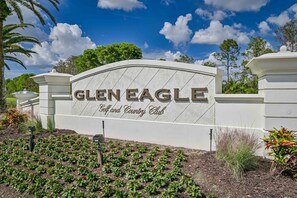 Villa Oasis - Glen Eagle Country Club is conveniently located off Davis Blvd, and has quick access to the beaches and many famous Naples locations like 5th Ave, Tin City, Coastland Mall and Marco Island