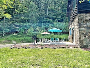 Stolk's Lodge Patio with outdoor dining & gas grill overlooking the private pond.