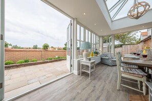 Field Piece Cottage, Burnham Market: Bi-fold doors bring the outside in