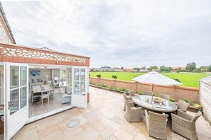 Field Piece Cottage, Burnham Market: A charming place to dine al fresco