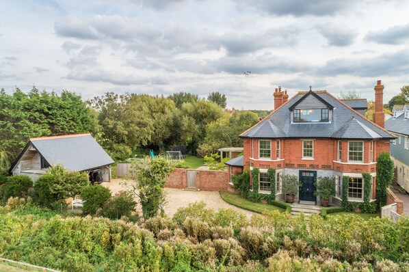 Linksway House, Old Hunstanton: Beautifully placed, overlooking the Hunstanton Golf Club to the sea beyond