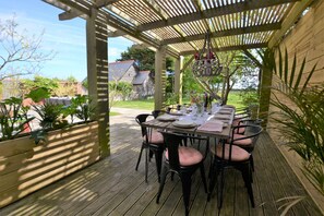 Linksway House, Old Hunstanton: Outdoor dining furniture under the pergola