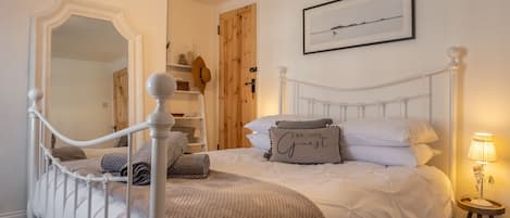 Eden Cottage, Wells-next-the-Sea: An inviting master bedroom awaits