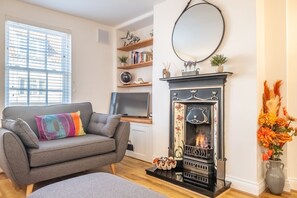 Eden Cottage, Wells-next-the-Sea: Sitting room with open gas fire