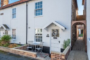 Eden Cottage, Wells-next-the-Sea: The front of the cottage, showing side entrance to the rear