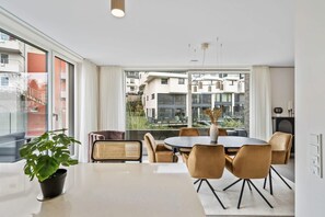 Spacious dining with natural light, ideal for memorable meals with a view.