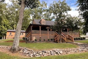 Wonderful lodge, great porches and guest house.